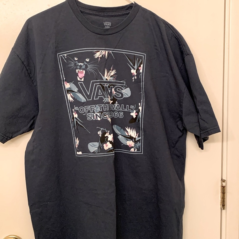 Vans, XL tee, new but never worn, nice heft. 100% cotton, cool graphic!